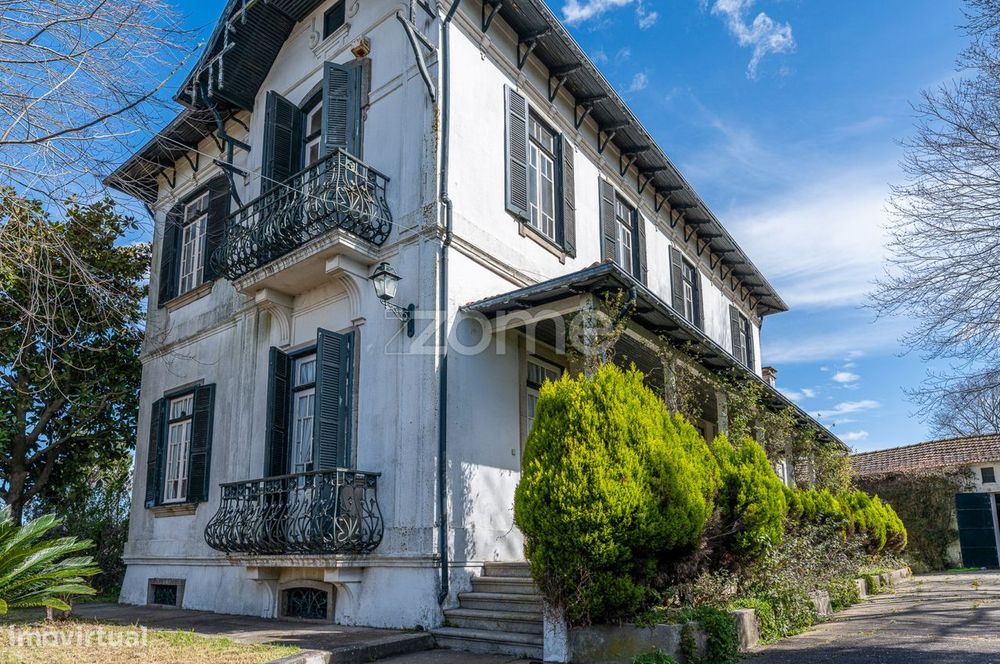 Palacete T6 de estilo Colonial com Jardim em Arada, Ovar