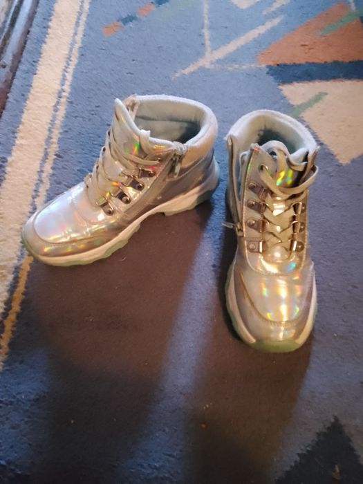 Продам демісизонні ботінки на дівчинку