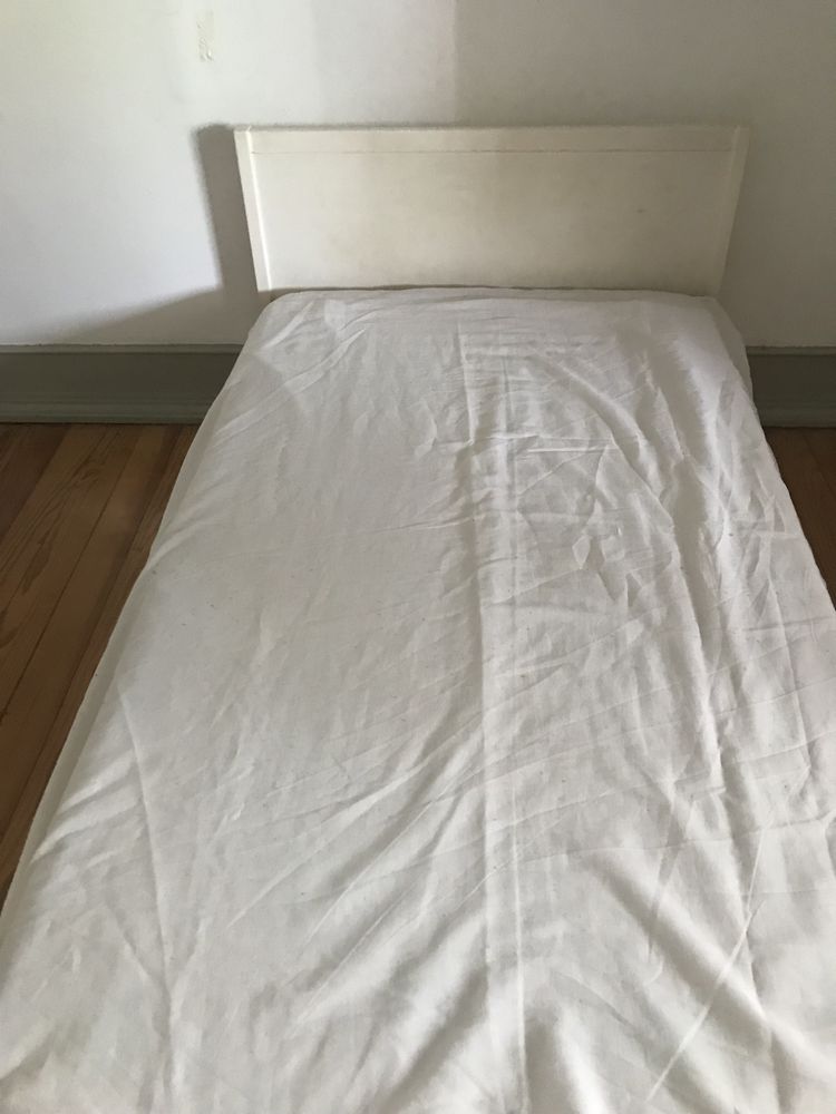 Cama de solteiro branca com colchão