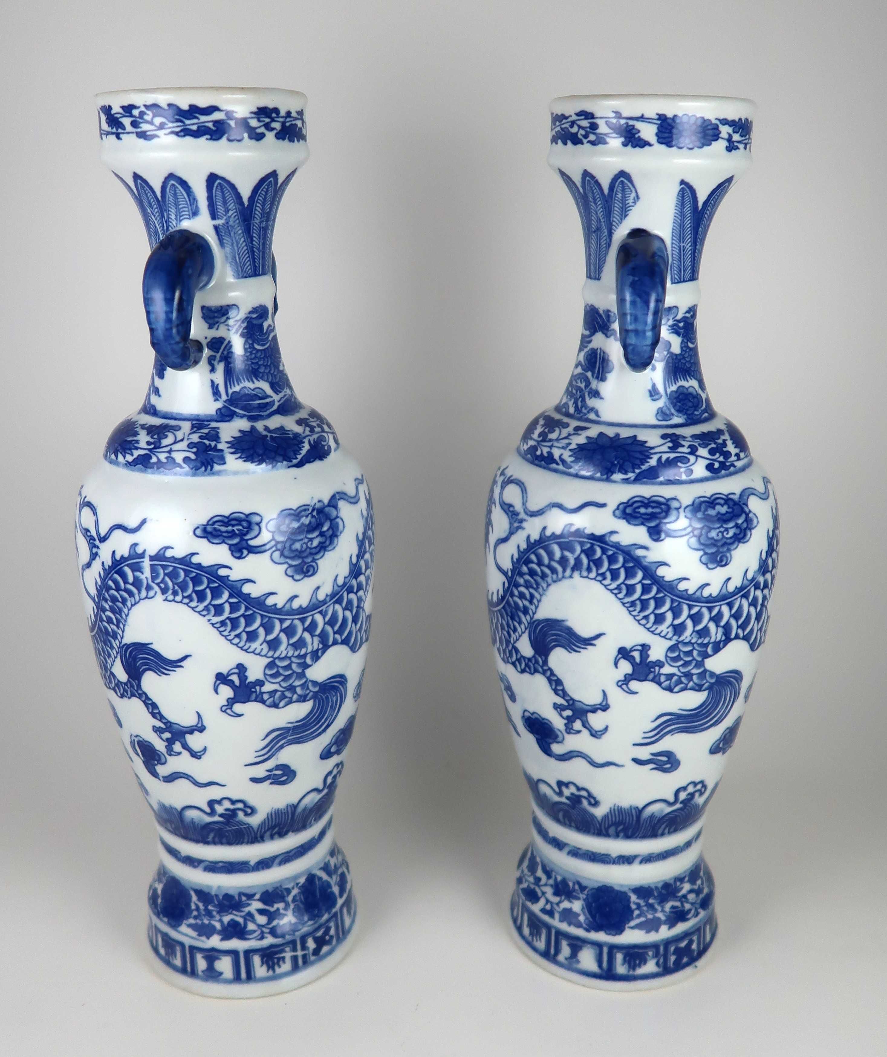 Par de Jarras em porcelana azul e branca da China, Dragões