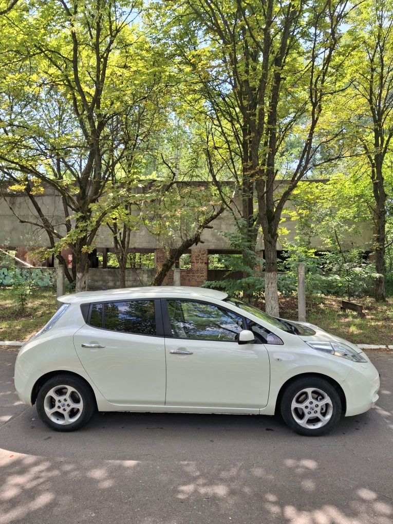Nissan leaf 2011року