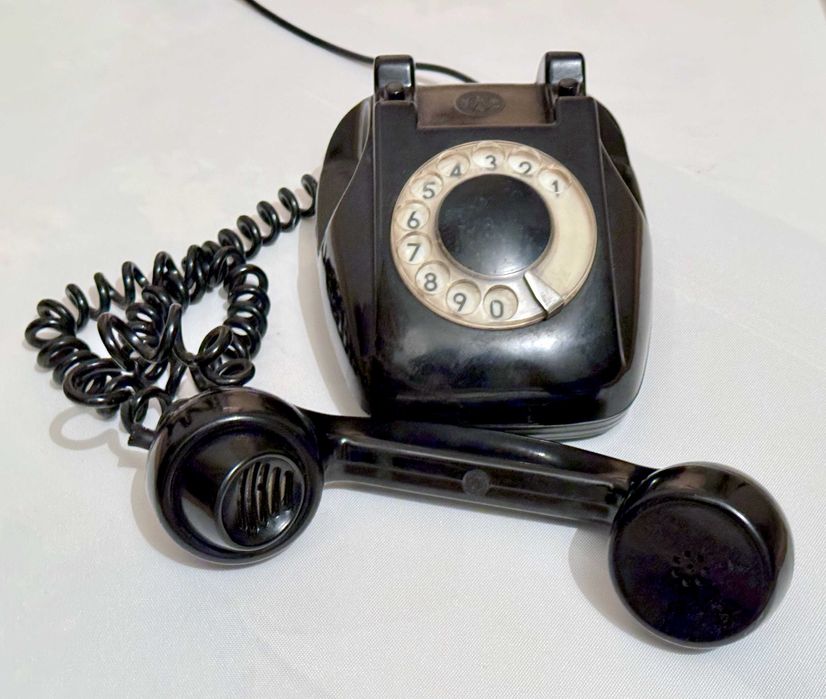 Telefon wykonany z bakelitu. Stary, retro, lata 60
