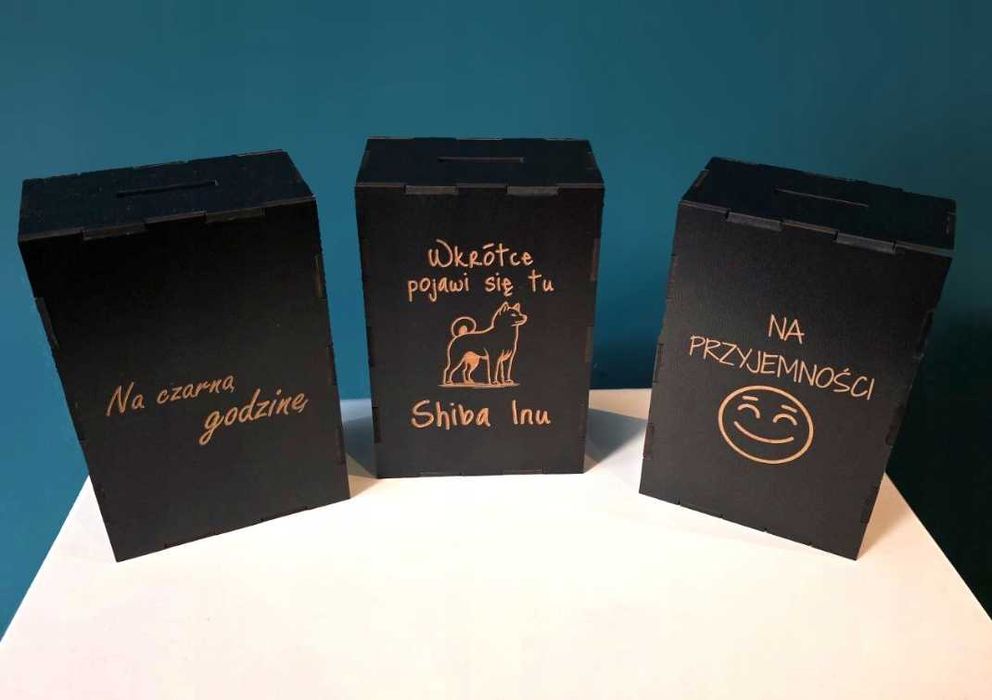 Skarbonka z własnym grawerem, dowolna grafika PERSONALIZACJA czarna