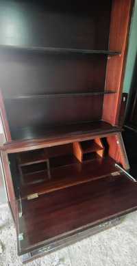 Escrivaninha em madeira maciça, com estantes e gavetas amplas