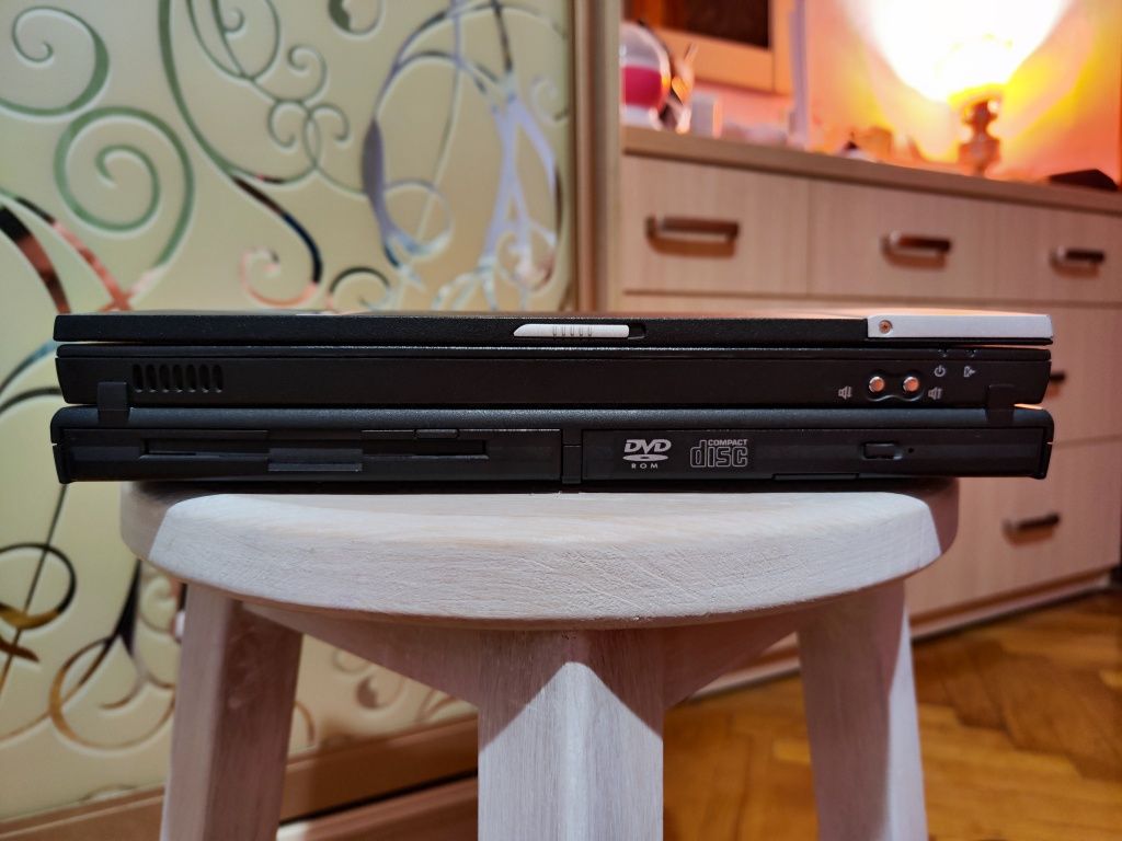 Ноутбук COMPAQ Evo N410c  (2003р.)+ док-станція з DVD та Flopy.
