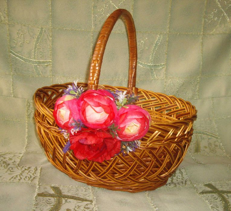 Прикраса на кошик з квіток на Паску Великдень