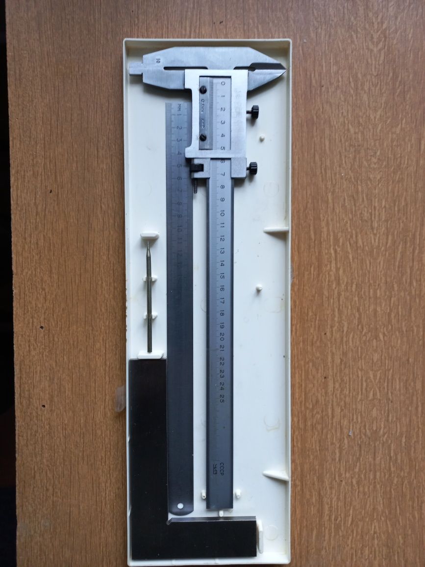 Suwmiarka duża , 250 mm. W zestawie liniał, kątownik, rysik. NOWE