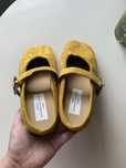 Żółte klapki/muły (typu Birkenstock)