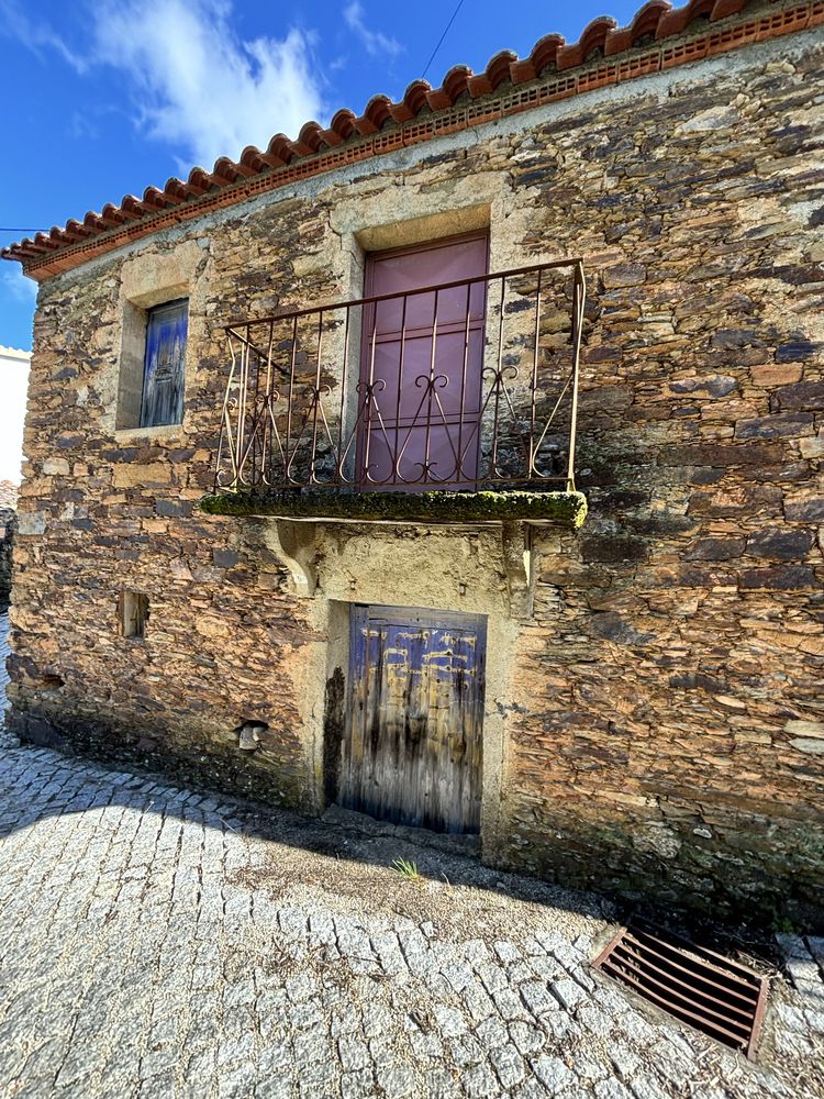 Casa para restauro Rochas de Baixo.