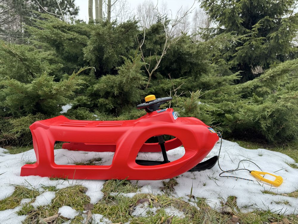 Sanki plastikowe z kierownicą i klaksonem