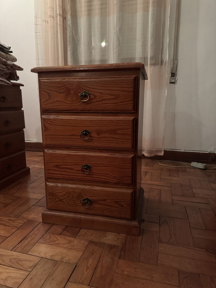 Cama casal + mesa cabeceira
