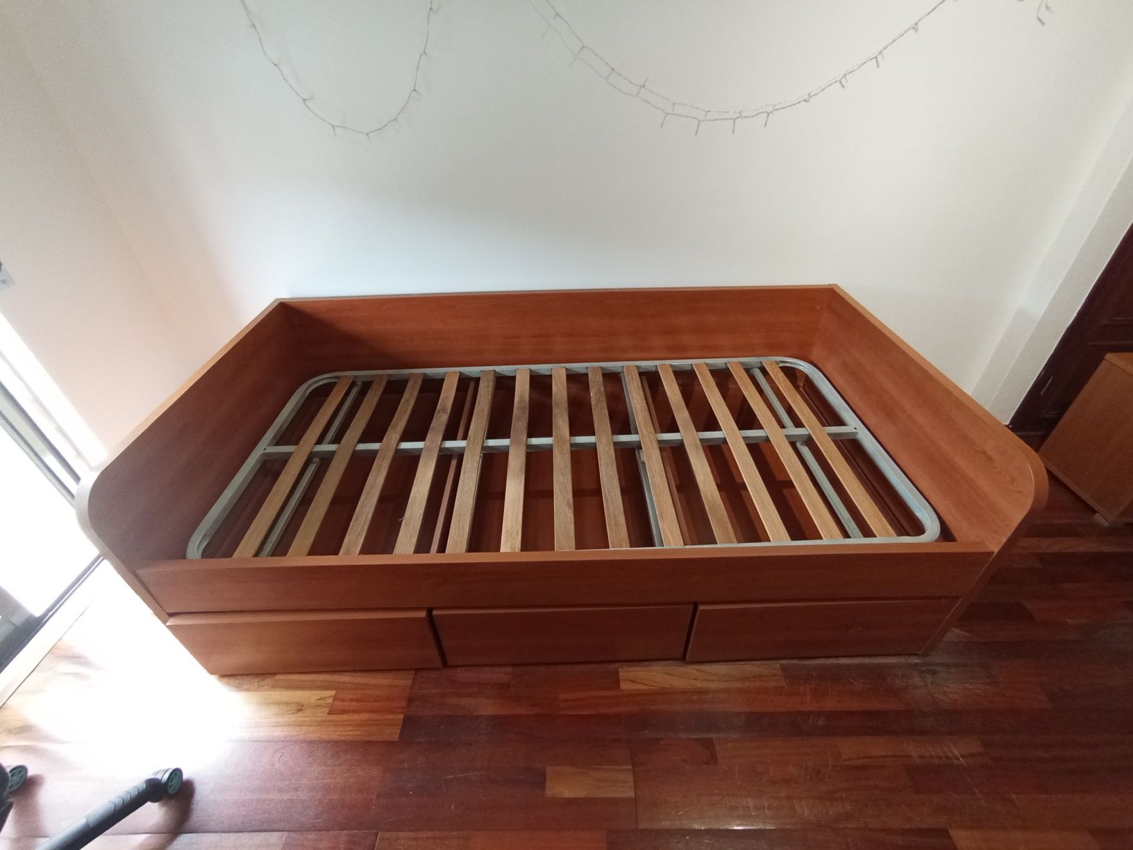 Cama e Mesa de Cabeceira Semi-Nova - Cerejeira