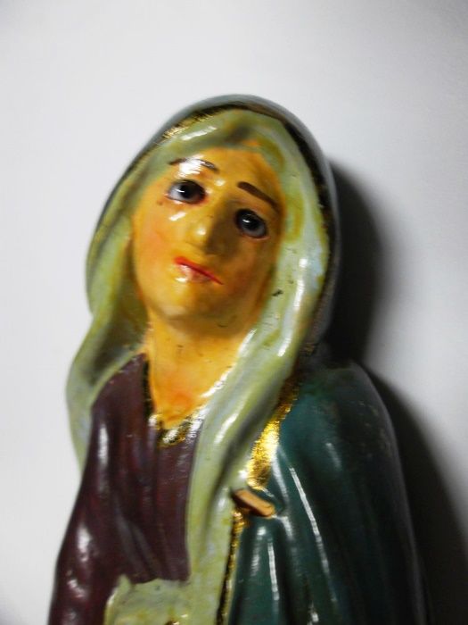 antiga figura de Santa Maria Madalena em cerâmica policromada