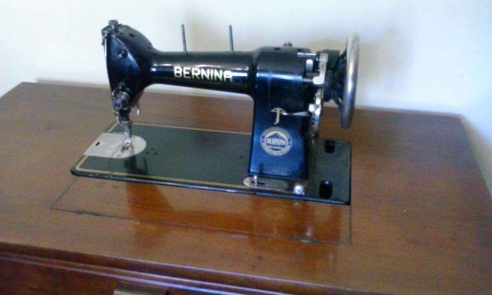 mesa com maquina de costura