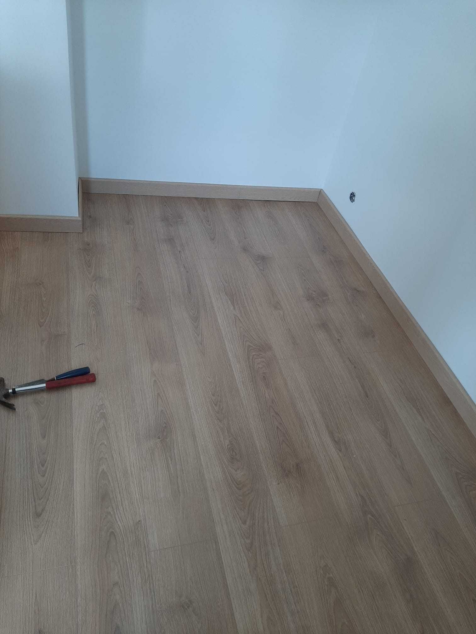 Montaż paneli podłogowych deska meble modułowe