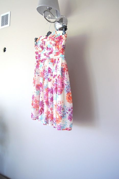 biala elegancka krotka rozowa kwiecista rozkloszowana sukienka M 38 36