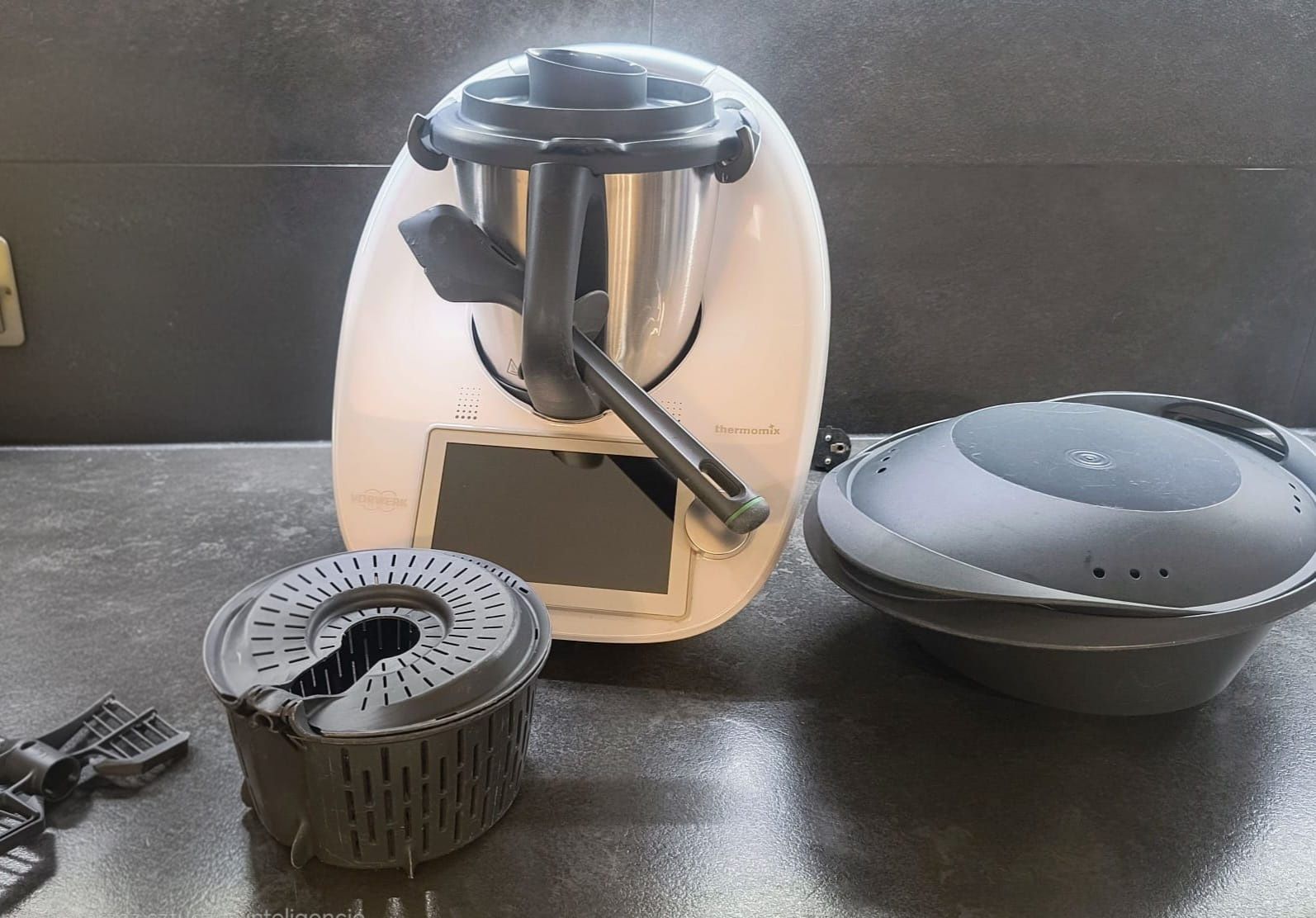 Thermomix tm6 z nowym naczyniem miksującym oraz nożami