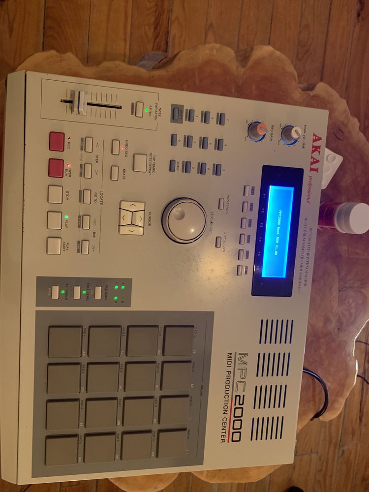 Akai mpc 2000 em otimo estado sampler vintage ecra perfeito