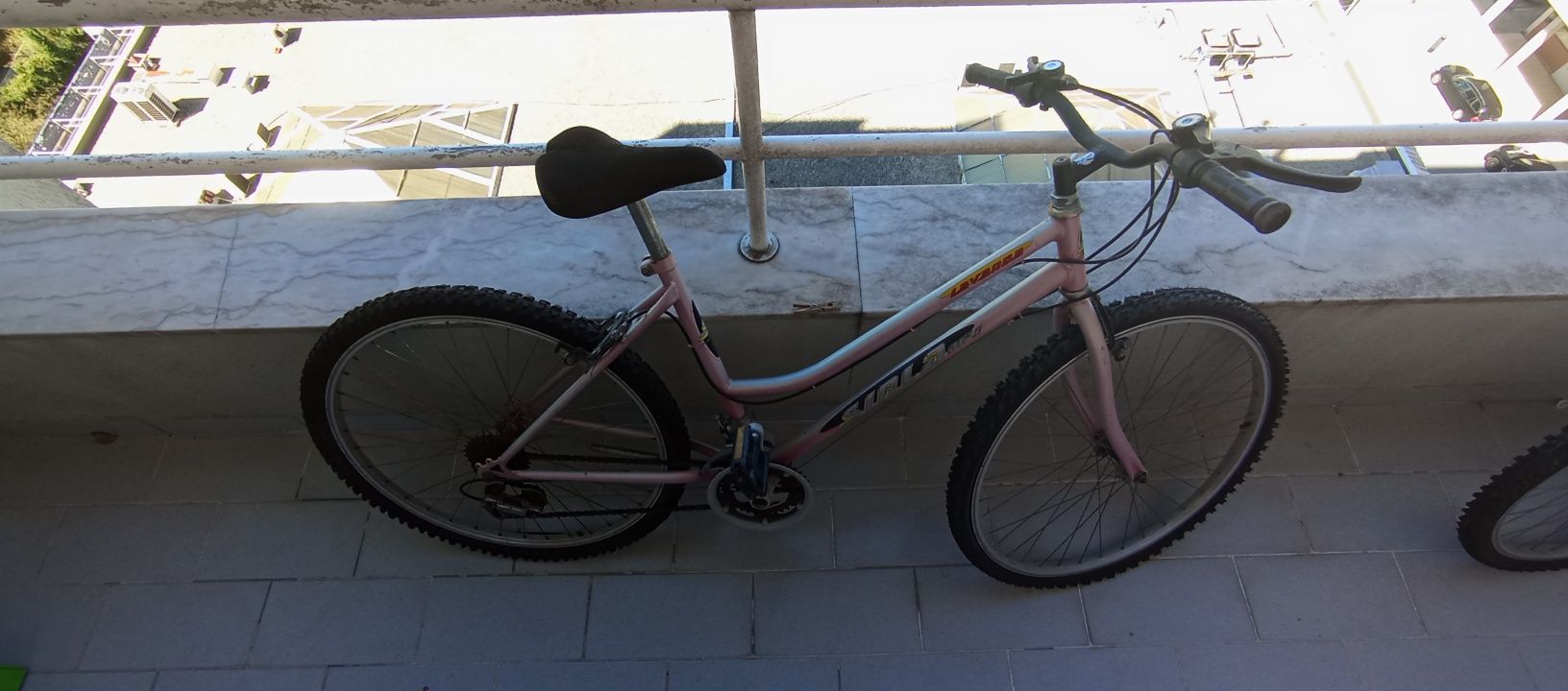 Vendo bicicletas paradas (precisam de manutenção)