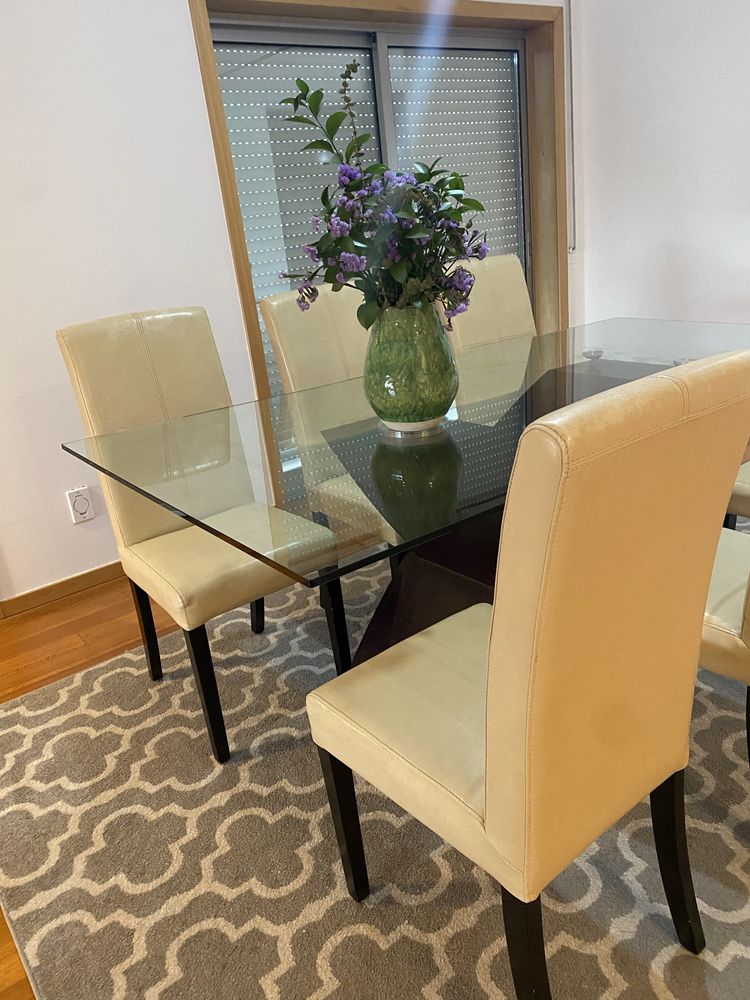 Mesa Sala de Jantar + 6 cadeiras pele