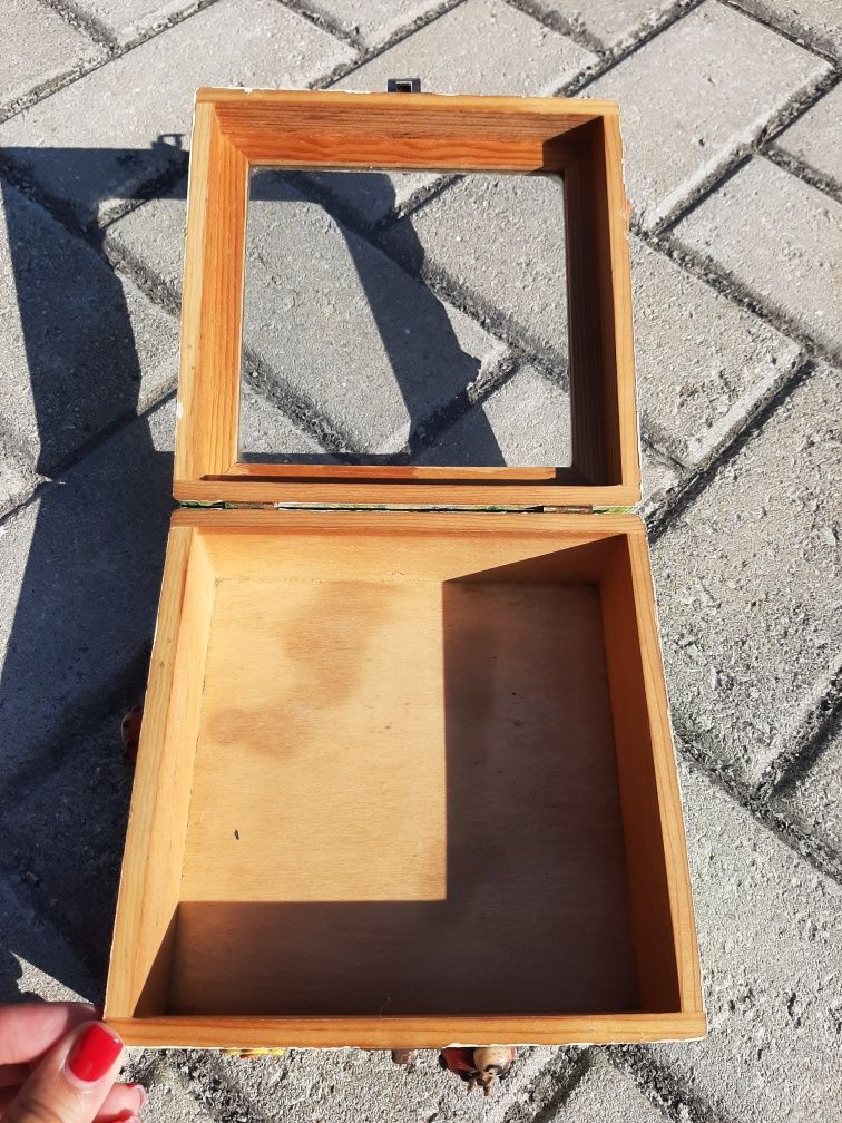 Caixa de madeira com tampa em vidro
