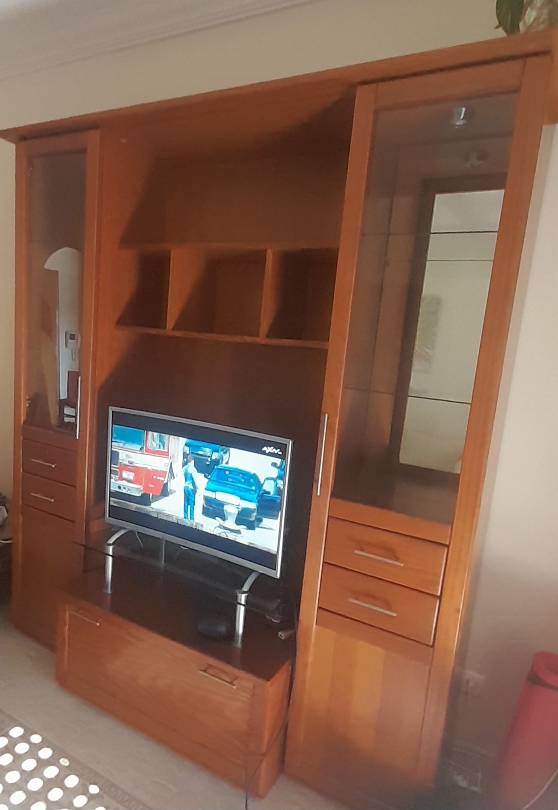 Móvel de Sala em Madeira com Estantes e Espaço TV
