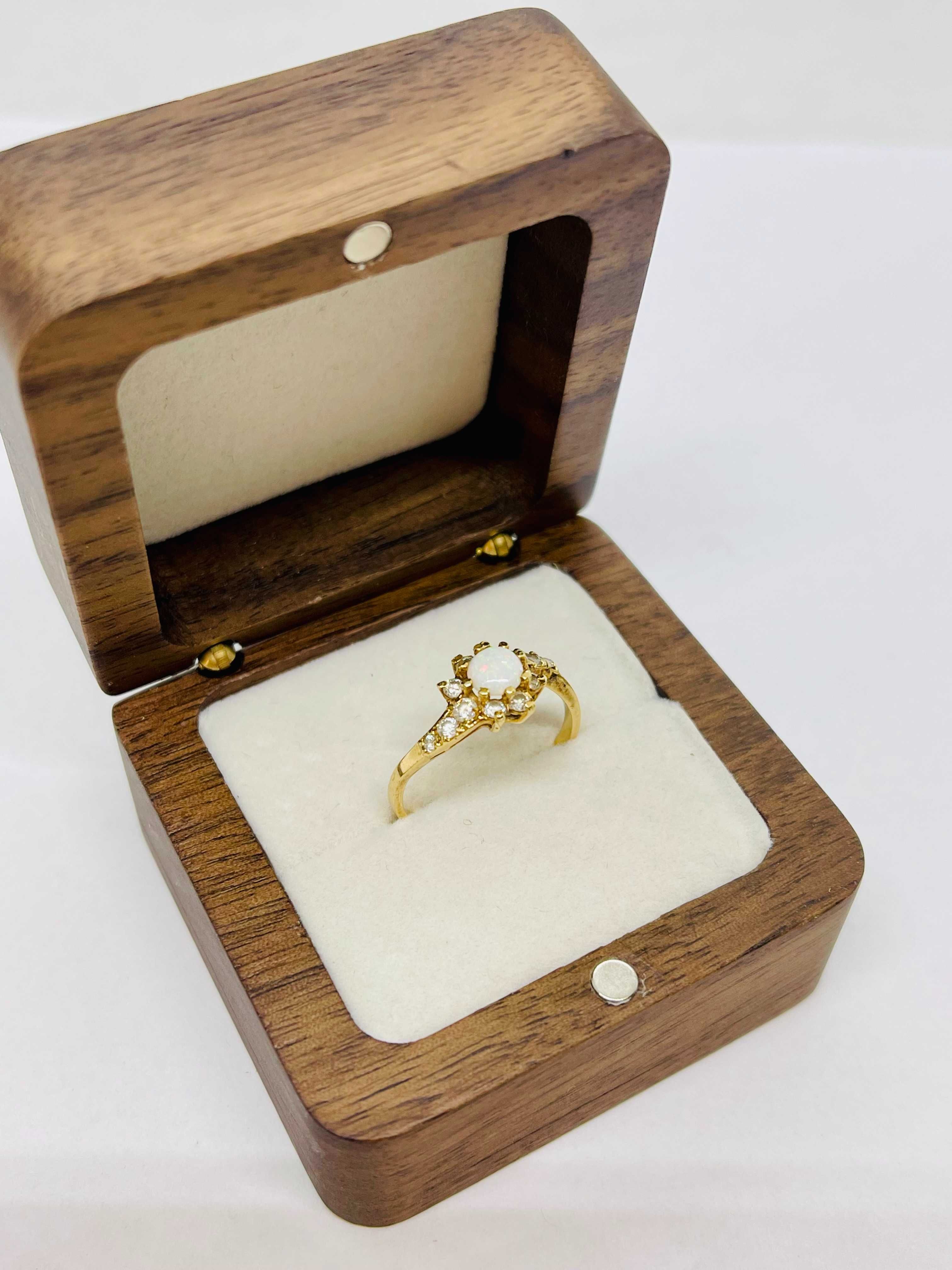 Złoty pierścionek z kamieniami próba 585 / rozmiar: 16 - STAN IDEALNY!