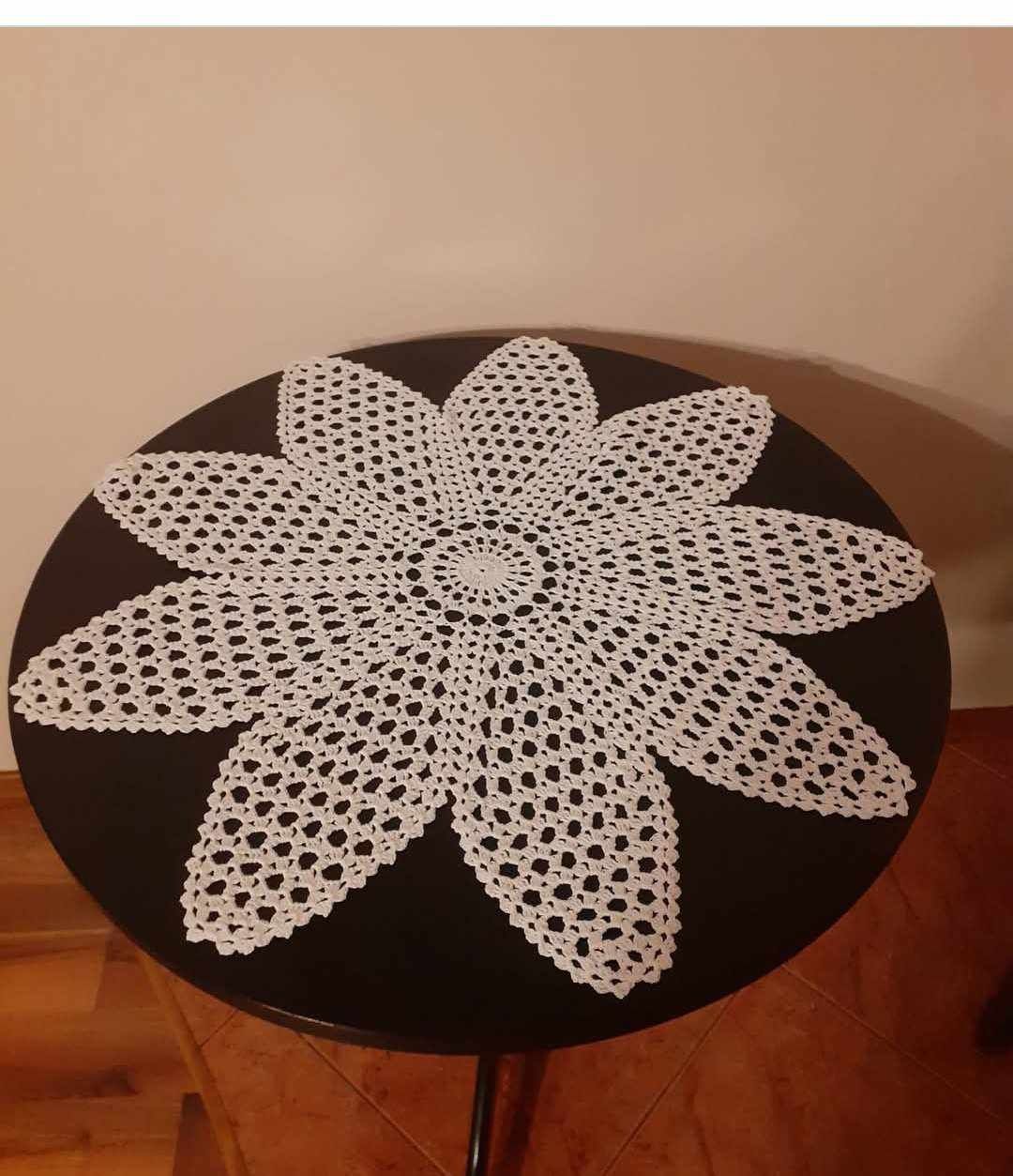 Serweta w  kolorze białym.