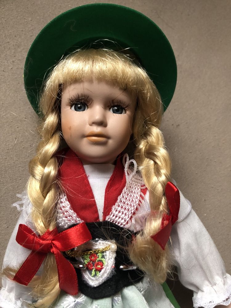 Lalka porcelanowa w stroju bawarskim