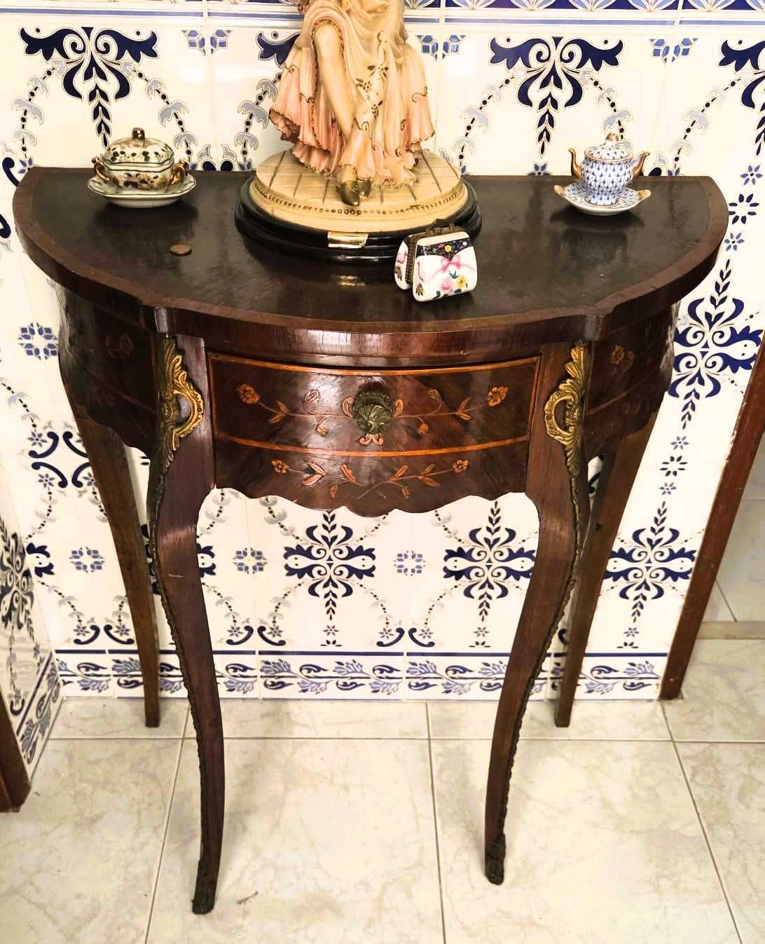 Conjunto de móveis antigos