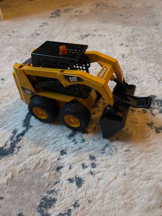 Навантажувач CAT Bruder