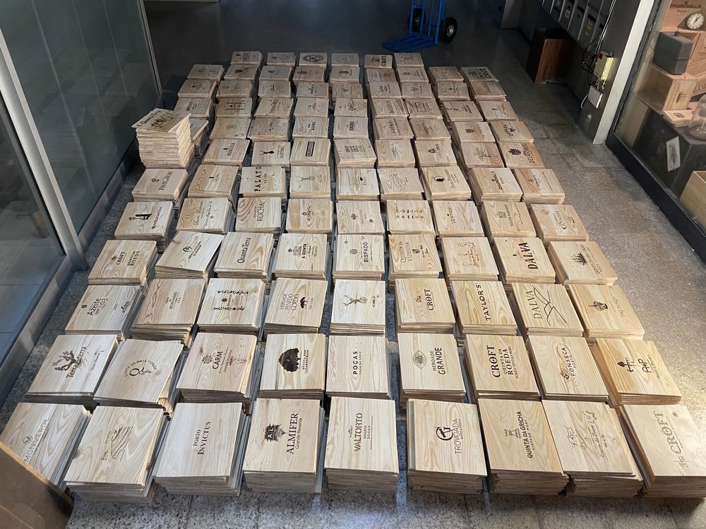Tampos/Placas/Caixas de madeira com inscrições de vinhos