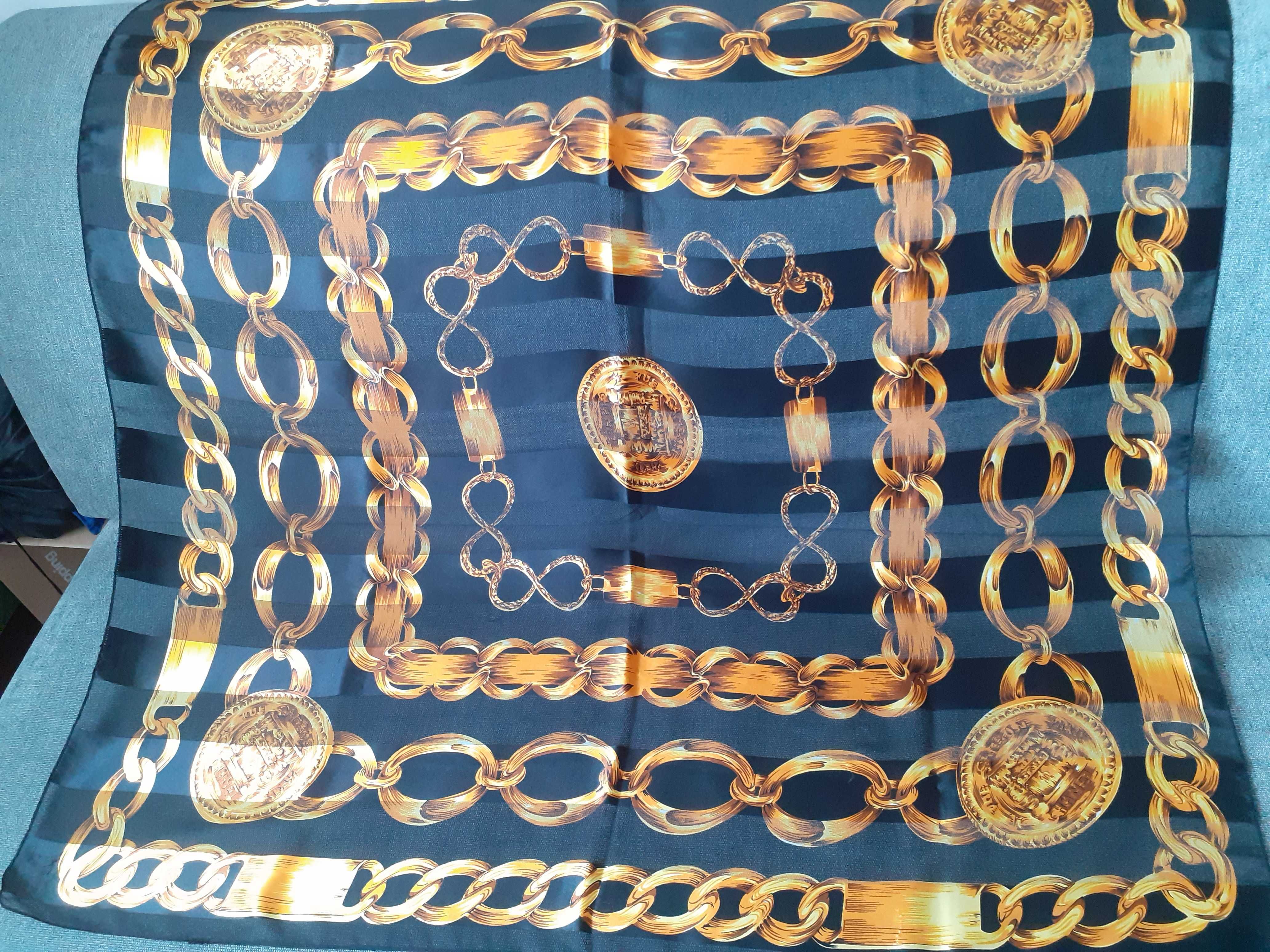 Elegancka apaszka/chusta w stylu Chanel.