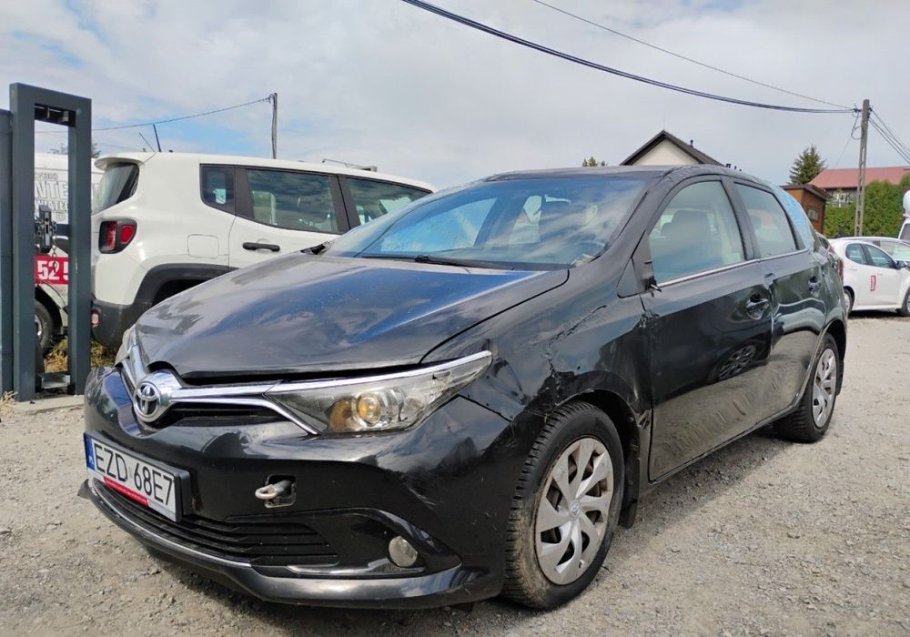 Toyota Auris 2018r, Salonowa. 1.6 Benzyna. Uszkodzona. Poobijana. VAT 23 % brutto.