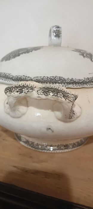 Grande e pesada terrina Cavalinho em preto Sacavém não marcada
Envi