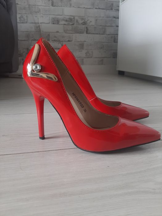 Seksowne czerwone szpileczki 36