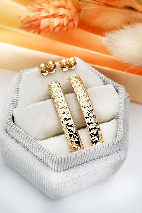 Złote kolczyki grawerowane na sztyfcie