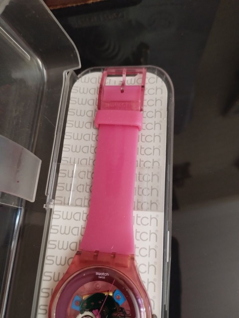 Relógio da Swatch cor de rosa com caixa