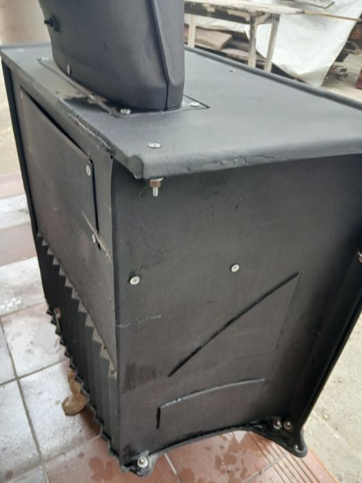 Żeliwny kominek wolnostojacy