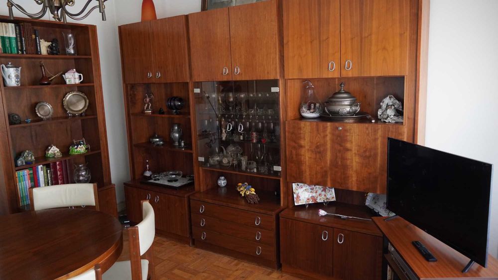 Conjunto de mobiliário vintage – mesa e cadeiras, móvel de sala