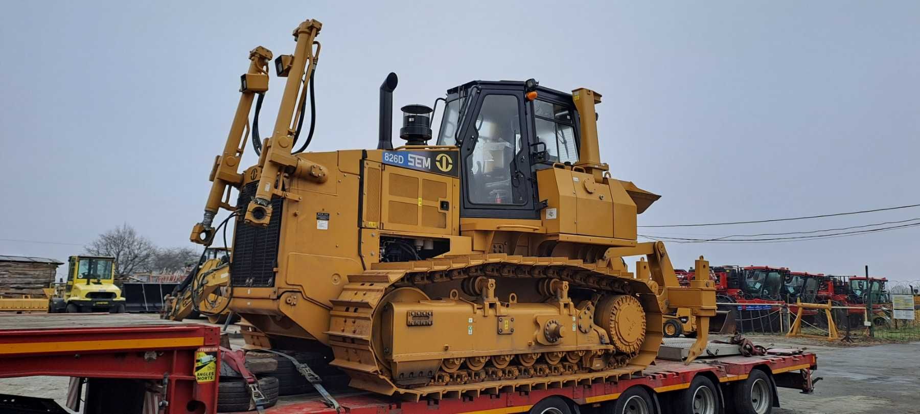 Послуги екскаватора CAT з об’ємом ковша 2 м3.