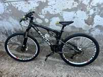 Bicicleta focus com algumas marcas de uso