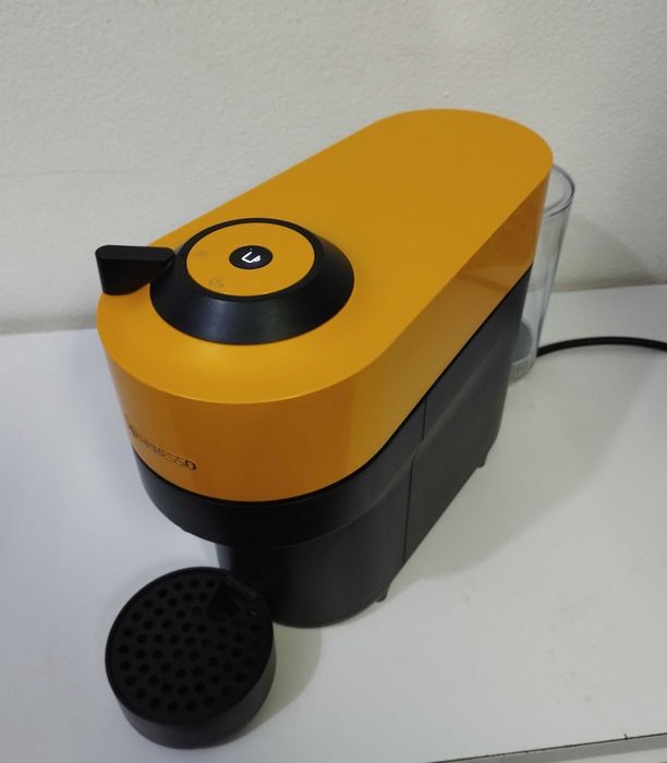 Máquina de Café Delonghi Nespresso Vertuo Pop em Amarelo e preto