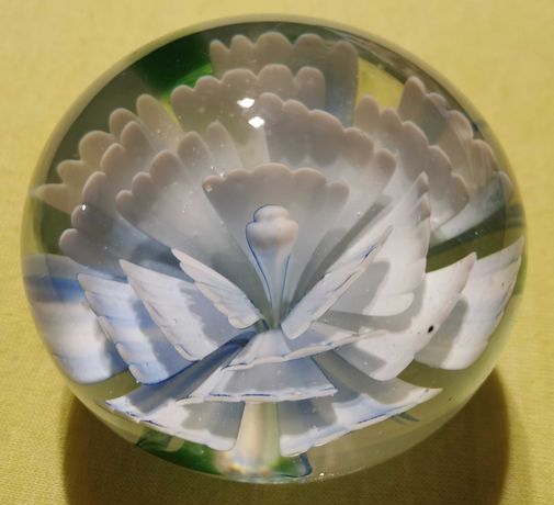 Szklany przycisk do papieru z kwiatem