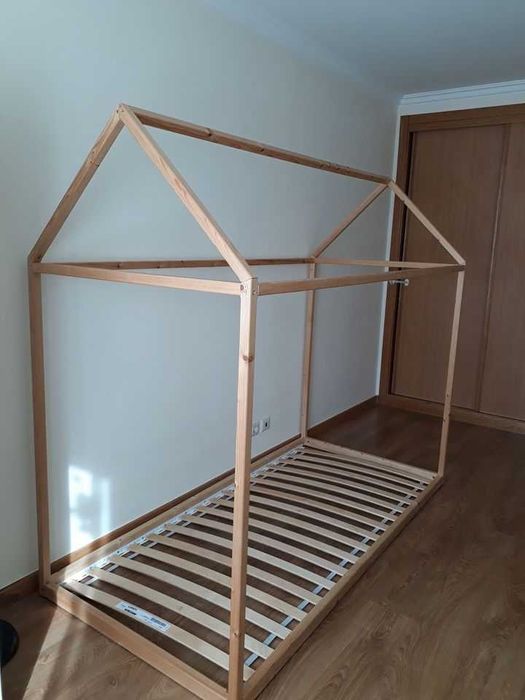 Cama casinha Montessori com estrado