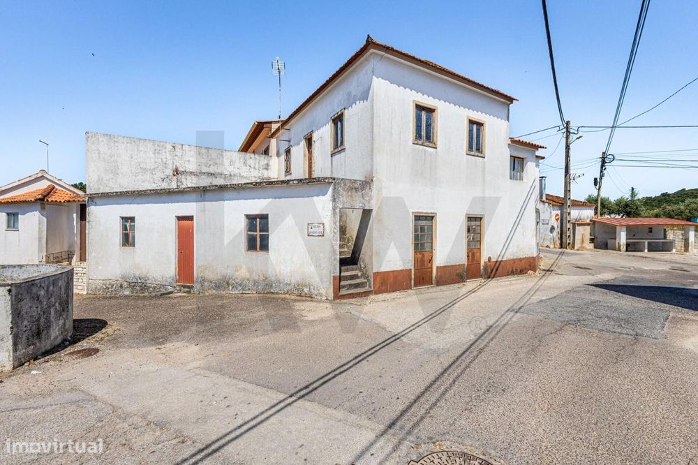 Moradia T3 em praça central de Aldeia de Além, Alcanede