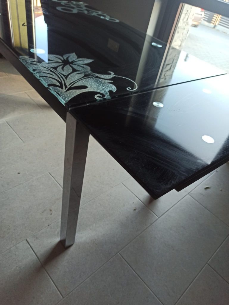Szklany rozkładany stół czarno-srebrny