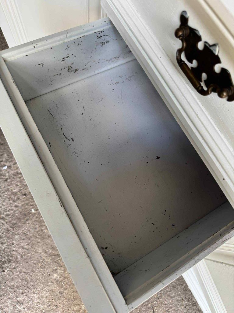 Komoda dębowa malowana na biało.