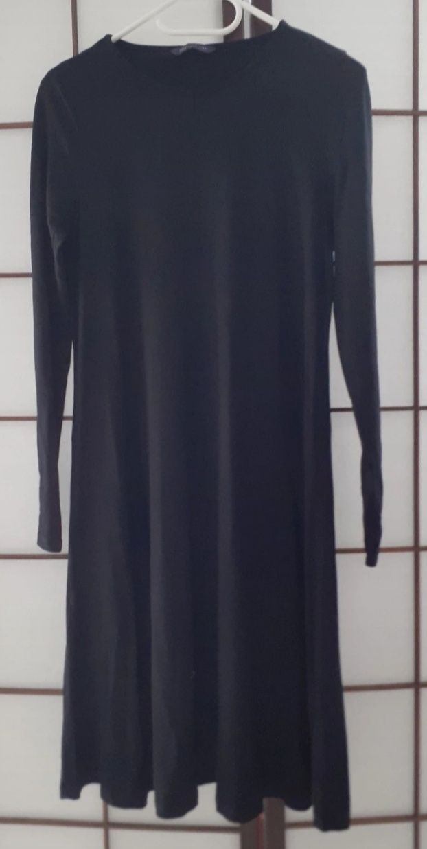 Czarna rozkloszowana, lejąca, luźna i lekka sukienka M&S Collection.