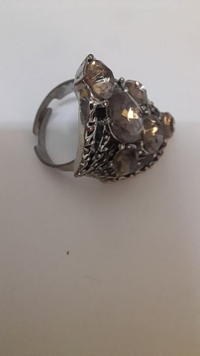 Anéis em bijuteria de qualidade com 17 a 19 mm.